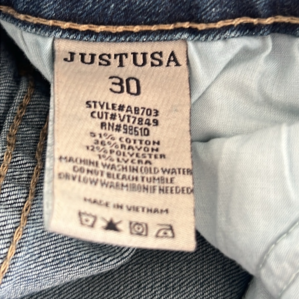 Just USA Women's Distressed Cropped Blue Jeans with Rips Size 30 - Picture 9 of 9